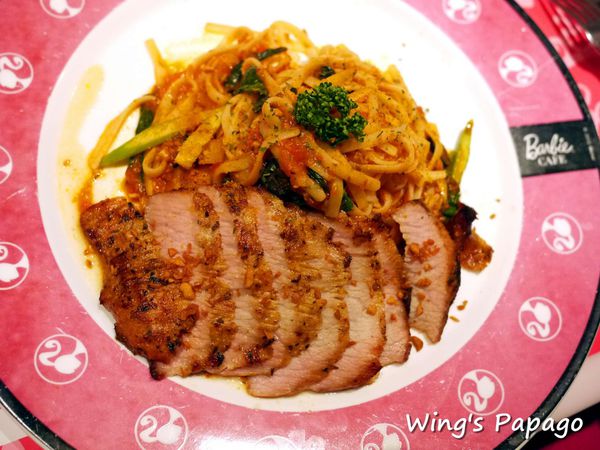 Barbie Cafe 芭比時尚主題餐廳：夢幻滿屋。讓人目不瑕給的【Barbie Cafe】芭比餐廳體驗