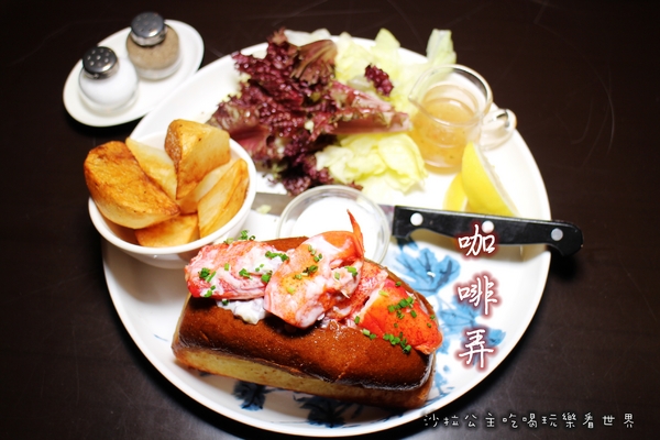 咖啡弄(忠孝店):我在『咖啡弄(忠孝店)』吃排骨飯/鬆餅/龍蝦堡/東區下午茶