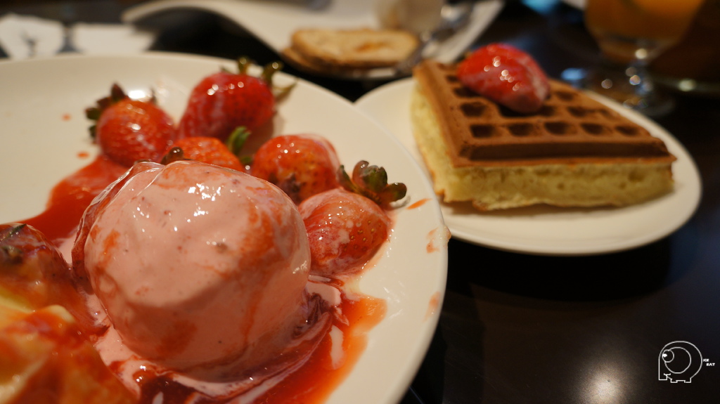 草莓冰淇淋鬆餅