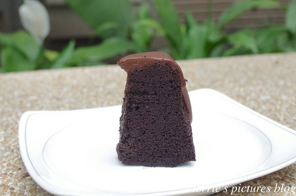 貝克街:BaCo Street貝克街.謎 巧克力蛋糕(綠玉皇冠)~香濃迷人的可可香氣,怕胖的我都不禁一口接一口!