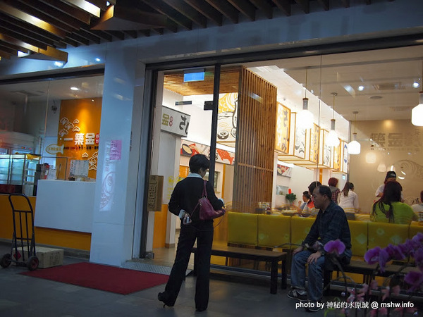 一築金野台(黎明店):【食記】台中西屯-一築金野台 CHU MIN生魚片.拉麵.壽司-黎明店 : 原來還有能夠當水喝的豚骨湯,ㄧ碗麵打壞ㄧ家店T_T