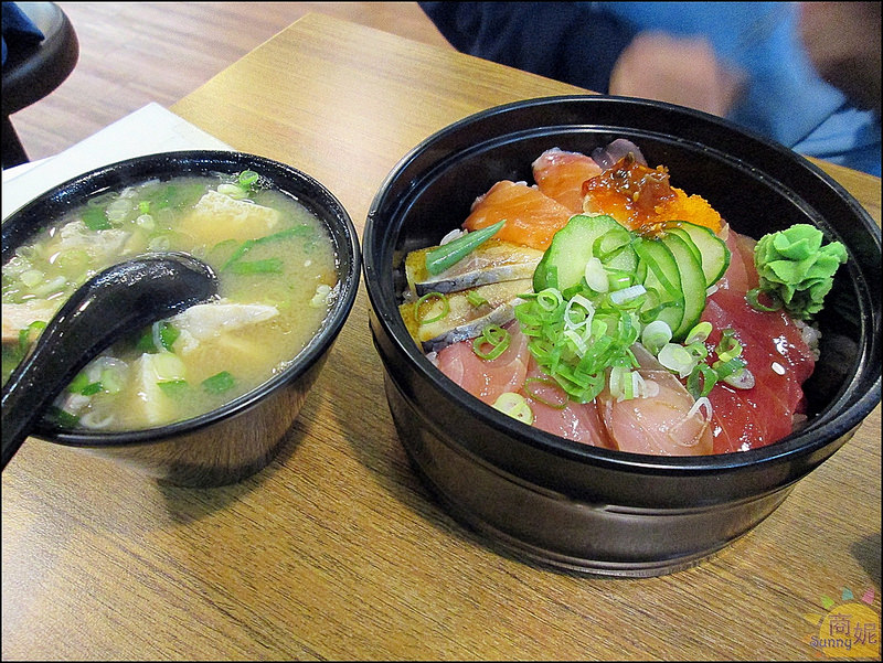 一築金野台居食屋生魚片丼飯