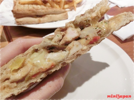 Campus cafe~明太子雞肉帕尼尼切面.JPG