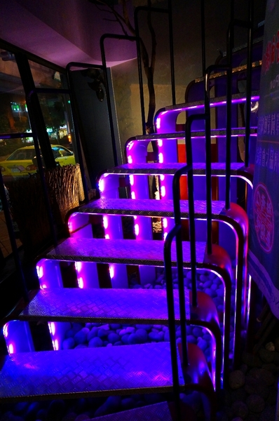 上乘三家涮涮鍋共和國(和平店)：【台北．捷運麟光站】上乘三家-「摩登時尚風。美味竹炭鍋驚豔」