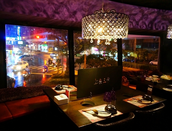 上乘三家涮涮鍋共和國(和平店)：【台北．捷運麟光站】上乘三家-「摩登時尚風。美味竹炭鍋驚豔」