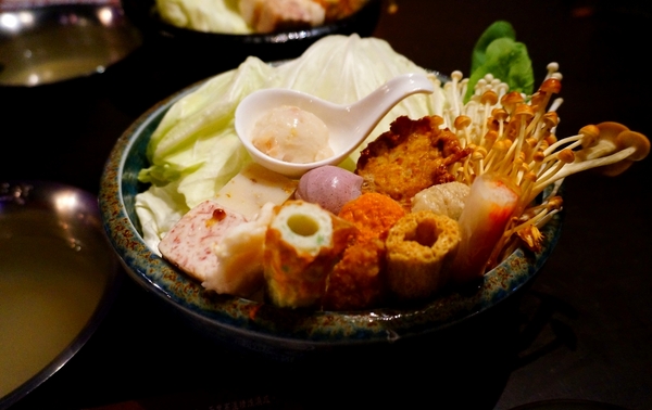 上乘三家涮涮鍋共和國(和平店)：【台北．捷運麟光站】上乘三家-「摩登時尚風。美味竹炭鍋驚豔」