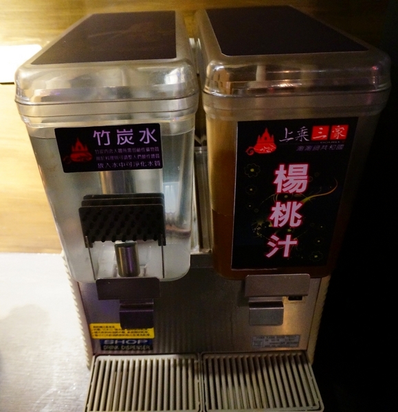 上乘三家涮涮鍋共和國(和平店)：【台北．捷運麟光站】上乘三家-「摩登時尚風。美味竹炭鍋驚豔」