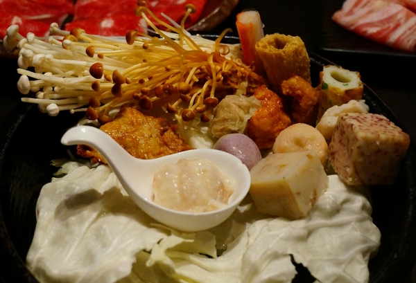 上乘三家涮涮鍋共和國(和平店)：【台北．捷運麟光站】上乘三家-「摩登時尚風。美味竹炭鍋驚豔」