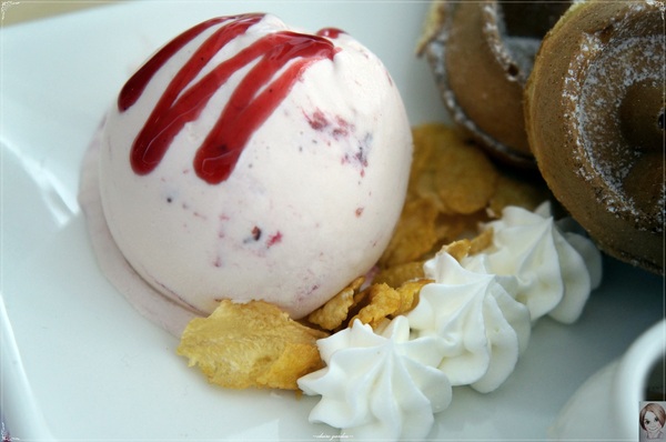 DDC CAFE:台北 捷運忠孝敦化 DDC CAFE~愛心麻糬鬆餅好黏蜜