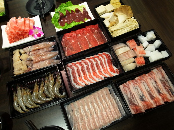 大漠紅頂級蒙古鍋：＜桃園｜麻辣鍋＞大漠紅頂級蒙古鍋吃到飽～火烤兩吃～美味香草豬～粉嫩豬肝～國寶魚　　