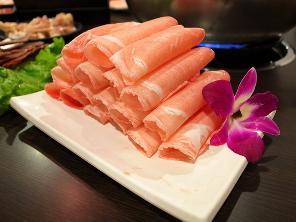 大漠紅頂級蒙古鍋：＜桃園｜麻辣鍋＞大漠紅頂級蒙古鍋吃到飽～火烤兩吃～美味香草豬～粉嫩豬肝～國寶魚　　