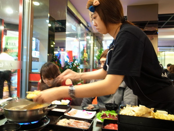 大漠紅頂級蒙古鍋：＜桃園｜麻辣鍋＞大漠紅頂級蒙古鍋吃到飽～火烤兩吃～美味香草豬～粉嫩豬肝～國寶魚　　