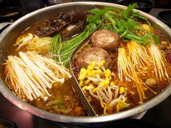 大漠紅頂級蒙古鍋：＜桃園｜麻辣鍋＞大漠紅頂級蒙古鍋吃到飽～火烤兩吃～美味香草豬～粉嫩豬肝～國寶魚　　