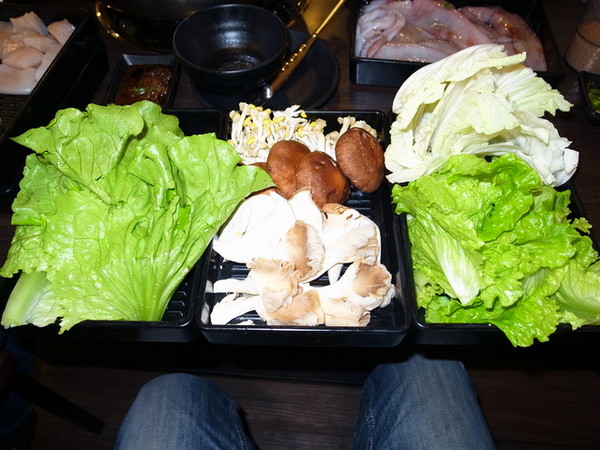 大漠紅頂級蒙古鍋：＜桃園｜麻辣鍋＞大漠紅頂級蒙古鍋吃到飽～火烤兩吃～美味香草豬～粉嫩豬肝～國寶魚　　