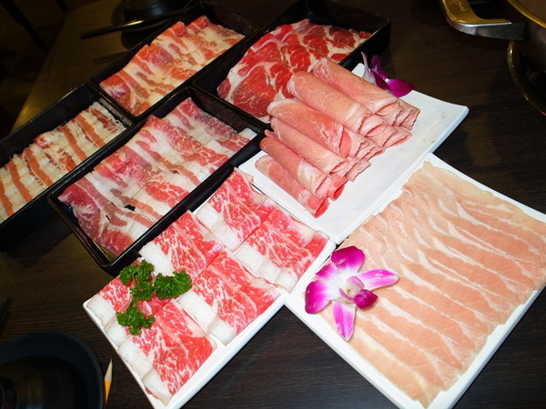 大漠紅頂級蒙古鍋：＜桃園｜麻辣鍋＞大漠紅頂級蒙古鍋吃到飽～火烤兩吃～美味香草豬～粉嫩豬肝～國寶魚　　