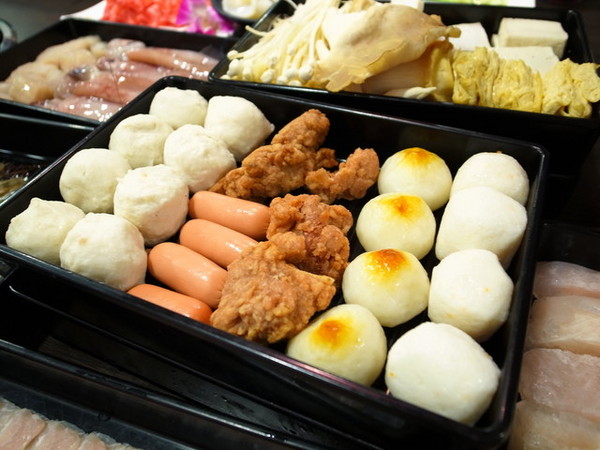 大漠紅頂級蒙古鍋：＜桃園｜麻辣鍋＞大漠紅頂級蒙古鍋吃到飽～火烤兩吃～美味香草豬～粉嫩豬肝～國寶魚　　