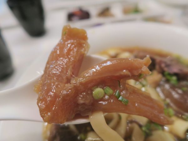 天下三絕：台北 捷運忠孝復興 天下三絕麵食館~高級餐廳裡享牛肉麵配紅酒