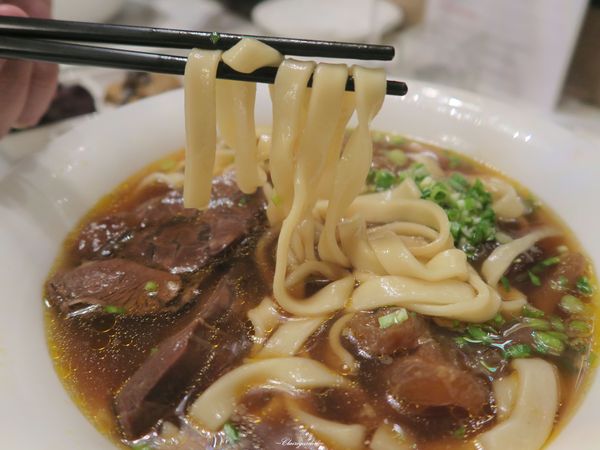 天下三絕：台北 捷運忠孝復興 天下三絕麵食館~高級餐廳裡享牛肉麵配紅酒