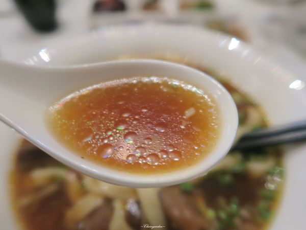 天下三絕：台北 捷運忠孝復興 天下三絕麵食館~高級餐廳裡享牛肉麵配紅酒