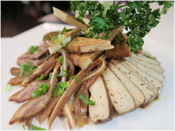 天下三絕:台北 捷運忠孝復興站 天下三絕~週三紅酒之夜。點主餐免費喝紅酒