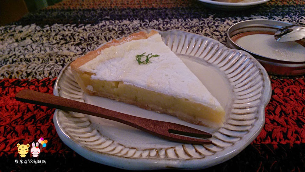 蛋白霜下的檸檬塔