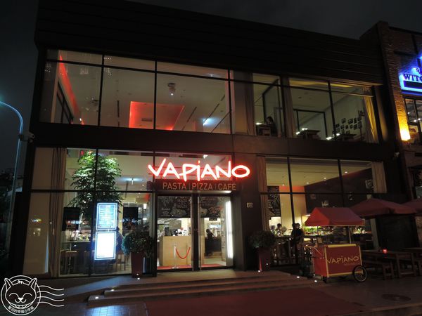 Vapiano Taichung1：【星羽愛美食-台中】環境排場還不錯，自助點菜端菜有點累，寬版麵感情太好通通黏做夥~Vapiano。