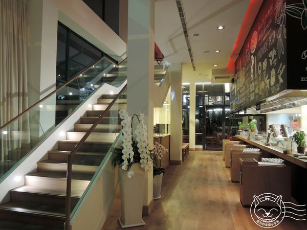 Vapiano Taichung1：【星羽愛美食-台中】環境排場還不錯，自助點菜端菜有點累，寬版麵感情太好通通黏做夥~Vapiano。