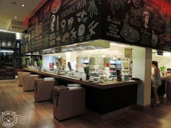 Vapiano Taichung1：【星羽愛美食-台中】環境排場還不錯，自助點菜端菜有點累，寬版麵感情太好通通黏做夥~Vapiano。