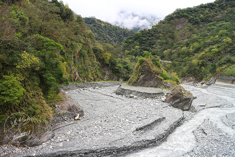 Banbi217 美食旅遊: [台東南橫旅遊住宿]到天使居住的地方旅行:天龍溫泉飯店,天龍吊橋,霧鹿部落砲台公園,利稻,向陽(邀約) 霧鹿橋，下方匯流霧鹿溪與新武呂溪。