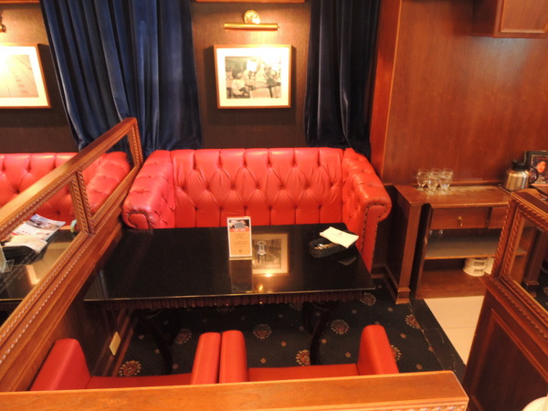 Moooon River Cafe & Books：在圖書館喝下午茶：MOOOON RIVER CAFE．BOOKS