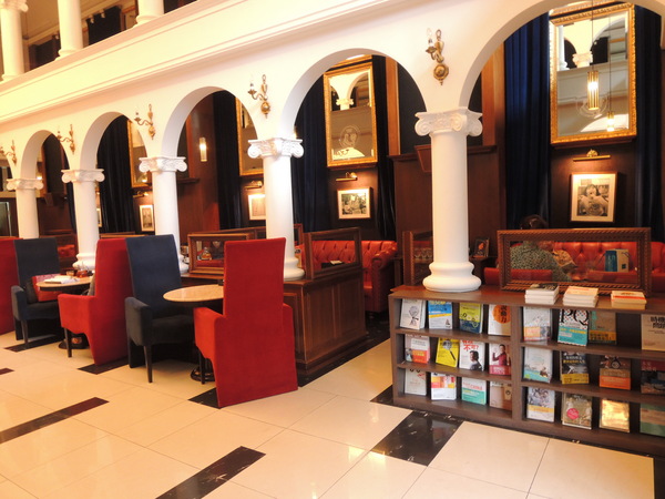 Moooon River Cafe & Books：在圖書館喝下午茶：MOOOON RIVER CAFE．BOOKS