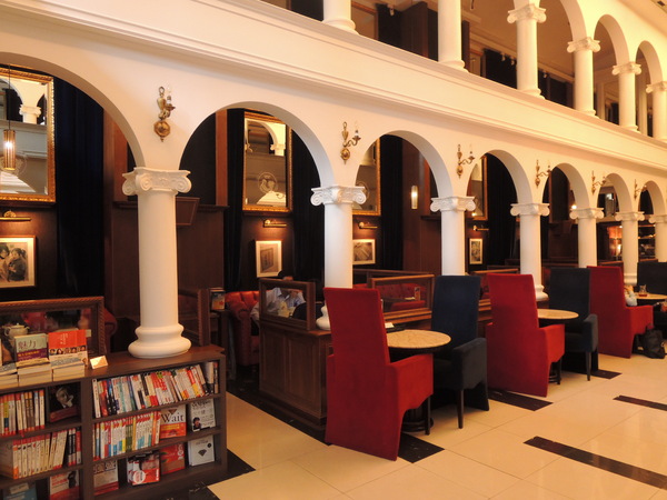 Moooon River Cafe & Books：在圖書館喝下午茶：MOOOON RIVER CAFE．BOOKS