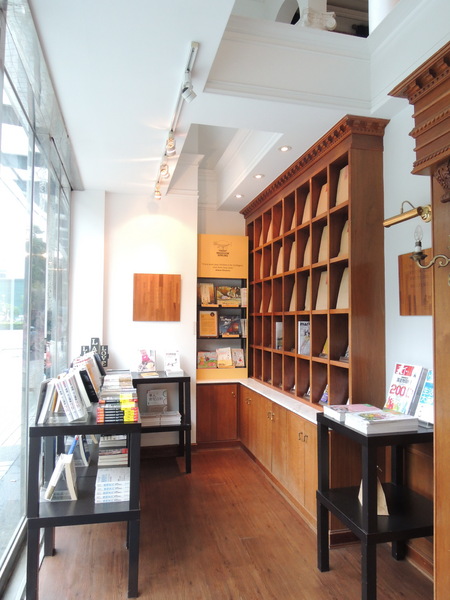 Moooon River Cafe & Books：在圖書館喝下午茶：MOOOON RIVER CAFE．BOOKS