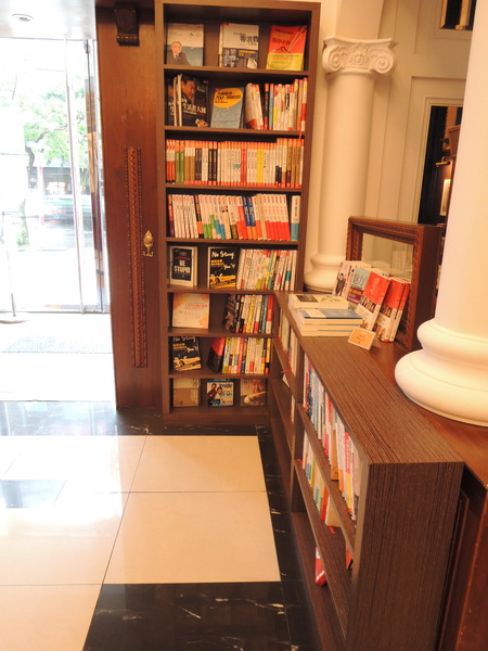 Moooon River Cafe & Books：在圖書館喝下午茶：MOOOON RIVER CAFE．BOOKS