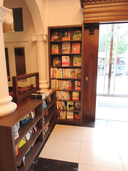 Moooon River Cafe & Books：在圖書館喝下午茶：MOOOON RIVER CAFE．BOOKS