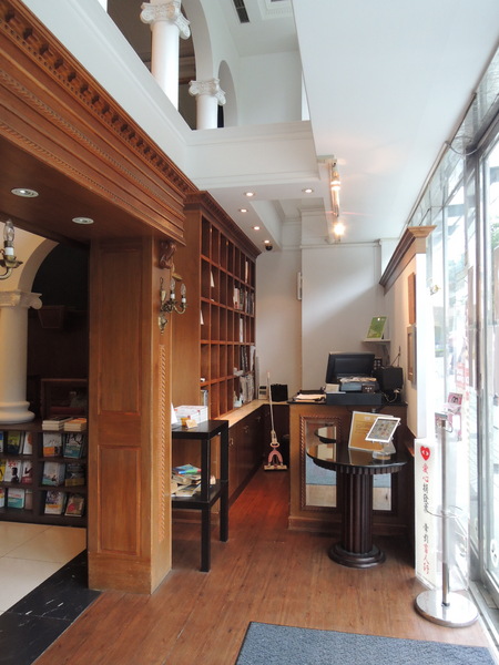 Moooon River Cafe & Books：在圖書館喝下午茶：MOOOON RIVER CAFE．BOOKS