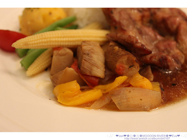 Moooon River Cafe & Books:【食記】oO。。台北 內湖 Moooon River Cafe & Books 這不是圖書館?!嚇~居然是用餐的地方!!假文青必來聖地!。o○。