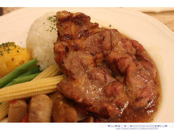 Moooon River Cafe & Books:【食記】oO。。台北 內湖 Moooon River Cafe & Books 這不是圖書館?!嚇~居然是用餐的地方!!假文青必來聖地!。o○。