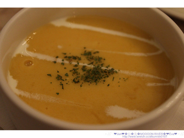 Moooon River Cafe & Books:【食記】oO。。台北 內湖 Moooon River Cafe & Books 這不是圖書館?!嚇~居然是用餐的地方!!假文青必來聖地!。o○。