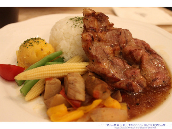 Moooon River Cafe & Books:【食記】oO。。台北 內湖 Moooon River Cafe & Books 這不是圖書館?!嚇~居然是用餐的地方!!假文青必來聖地!。o○。