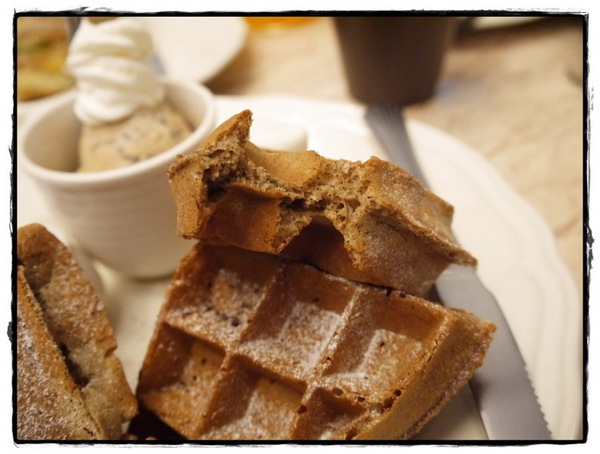 Moon River：【內湖】 Moooon River Cafe & Books－颱風天也要文青模式