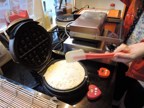 鬍扯瓦夫：1021218[官本金文愛台灣口碑券第23彈]鬍扯瓦夫HU CHU WAFFLE兩位甜心美女讓比利時小鬆餅美味中有著濃濃的台灣人情味