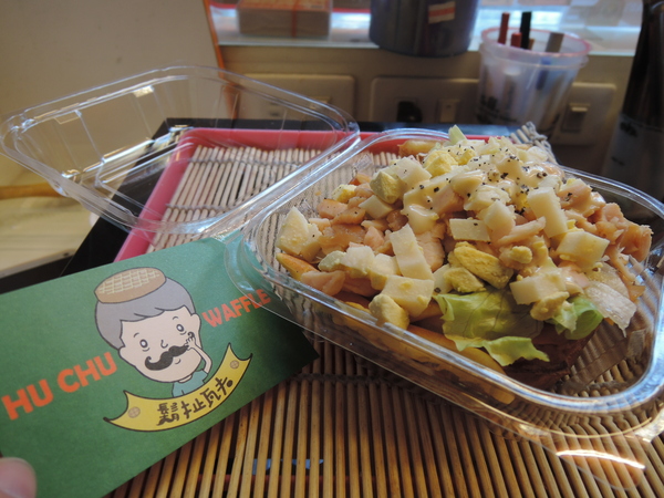 鬍扯瓦夫：1021218[官本金文愛台灣口碑券第23彈]鬍扯瓦夫HU CHU WAFFLE兩位甜心美女讓比利時小鬆餅美味中有著濃濃的台灣人情味