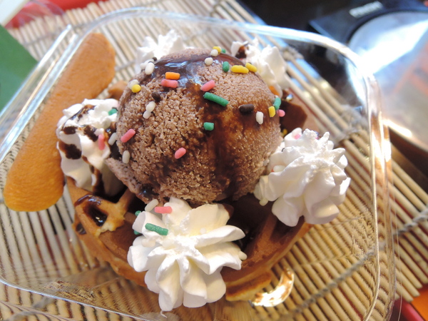 鬍扯瓦夫：1021218[官本金文愛台灣口碑券第23彈]鬍扯瓦夫HU CHU WAFFLE兩位甜心美女讓比利時小鬆餅美味中有著濃濃的台灣人情味