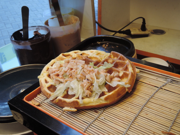鬍扯瓦夫：1021218[官本金文愛台灣口碑券第23彈]鬍扯瓦夫HU CHU WAFFLE兩位甜心美女讓比利時小鬆餅美味中有著濃濃的台灣人情味