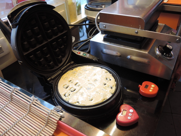 鬍扯瓦夫：1021218[官本金文愛台灣口碑券第23彈]鬍扯瓦夫HU CHU WAFFLE兩位甜心美女讓比利時小鬆餅美味中有著濃濃的台灣人情味