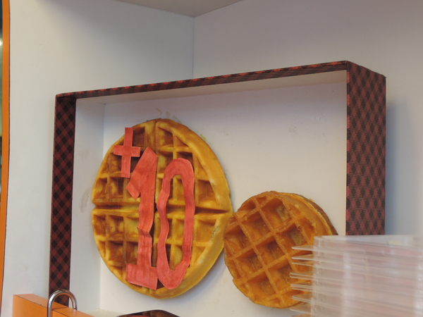 鬍扯瓦夫：1021218[官本金文愛台灣口碑券第23彈]鬍扯瓦夫HU CHU WAFFLE兩位甜心美女讓比利時小鬆餅美味中有著濃濃的台灣人情味