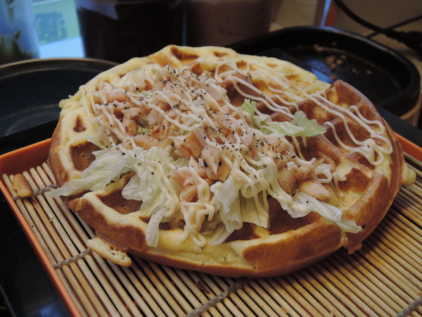 鬍扯瓦夫：1021218[官本金文愛台灣口碑券第23彈]鬍扯瓦夫HU CHU WAFFLE兩位甜心美女讓比利時小鬆餅美味中有著濃濃的台灣人情味
