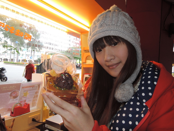 鬍扯瓦夫：1021218[官本金文愛台灣口碑券第23彈]鬍扯瓦夫HU CHU WAFFLE兩位甜心美女讓比利時小鬆餅美味中有著濃濃的台灣人情味