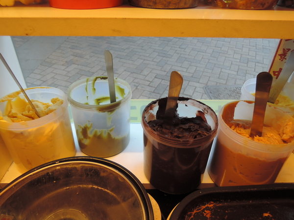 鬍扯瓦夫：1021218[官本金文愛台灣口碑券第23彈]鬍扯瓦夫HU CHU WAFFLE兩位甜心美女讓比利時小鬆餅美味中有著濃濃的台灣人情味